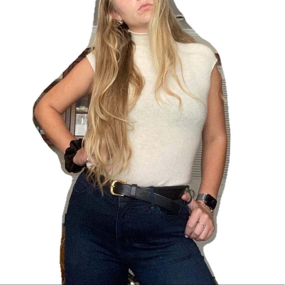WHITE SHORTSLEEVED TURTLENECK